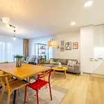 Spacious 3br - 2 Parking Spots, Full Kitchen, By Gravity Prag