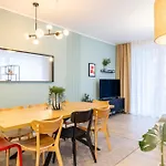 Spacious 3br - 2 Parking Spots, Full Kitchen, By Gravity Prag