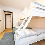 Spacious 3br - 2 Parking Spots, Full Kitchen, By Gravity