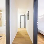 Spacious 3br - 2 Parking Spots, Full Kitchen, By Gravity