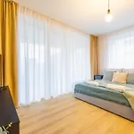 Spacious 3br - 2 Parking Spots, Full Kitchen, By Gravity Lägenhet *