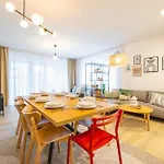 Spacious 3br - 2 Parking Spots, Full Kitchen, By Gravity Lägenhet