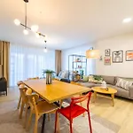 Spacious 3br - 2 Parking Spots, Full Kitchen, By Gravity Lägenhet