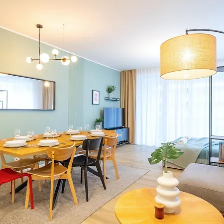 Spacious 3br - 2 Parking Spots, Full Kitchen, By Gravity