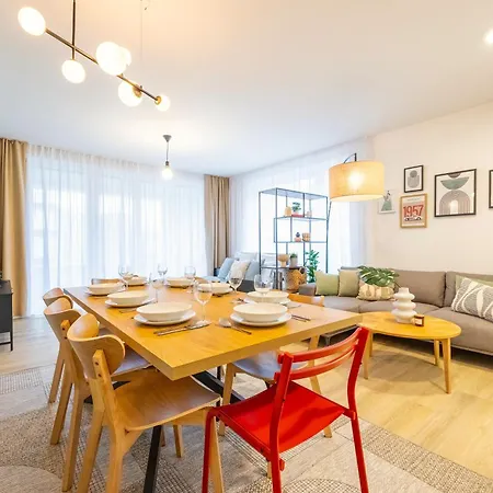 Spacious 3br - 2 Parking Spots, Full Kitchen, By Gravity شقة
