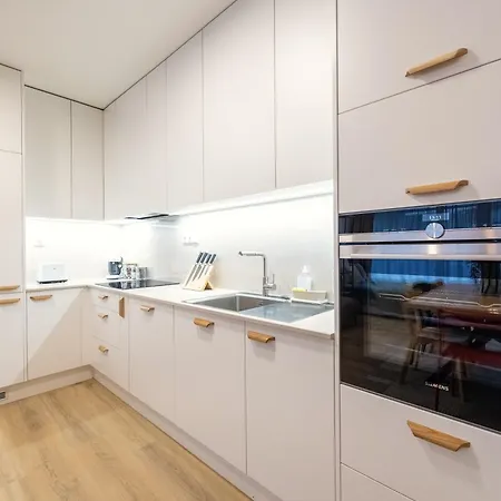 Spacious 3br - 2 Parking Spots, Full Kitchen, By Gravity شقة براغ