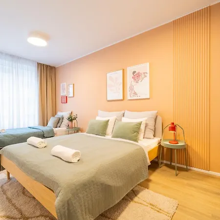 Spacious 3br - 2 Parking Spots, Full Kitchen, By Gravity