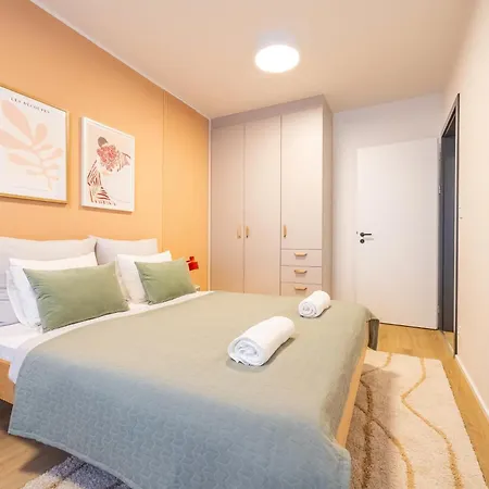Spacious 3br - 2 Parking Spots, Full Kitchen, By Gravity Апартаменты Прага