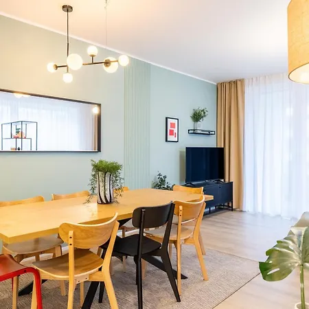 Spacious 3br - 2 Parking Spots, Full Kitchen, By Gravity Прага