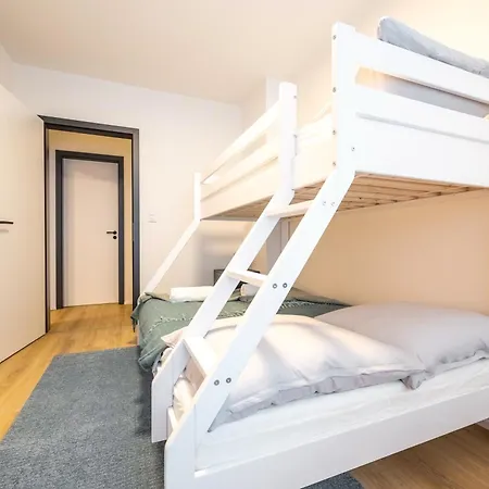 Spacious 3br - 2 Parking Spots, Full Kitchen, By Gravity