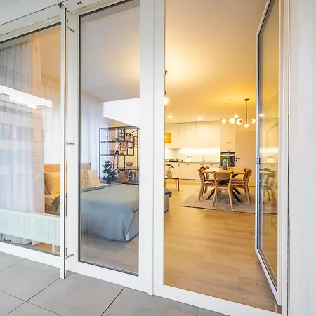 Spacious 3br - 2 Parking Spots, Full Kitchen, By Gravity شقة