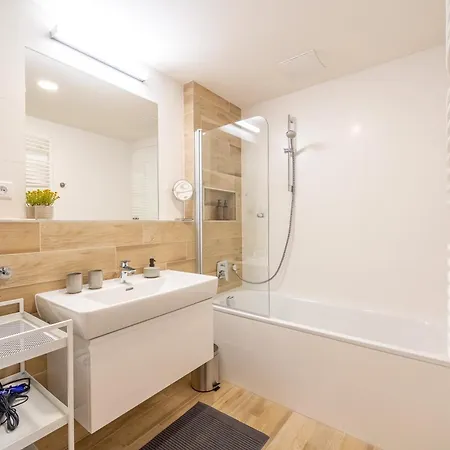 Апартаменты Spacious 3br - 2 Parking Spots, Full Kitchen, By Gravity