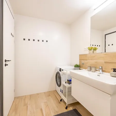 Spacious 3br - 2 Parking Spots, Full Kitchen, By Gravity شقة *