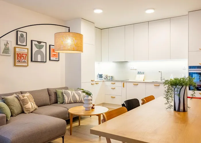 Spacious 3br - 2 Parking Spots, Full Kitchen, By Gravity شقة براغ