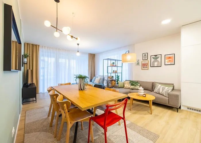 Spacious 3br - 2 Parking Spots, Full Kitchen, By Gravity شقة