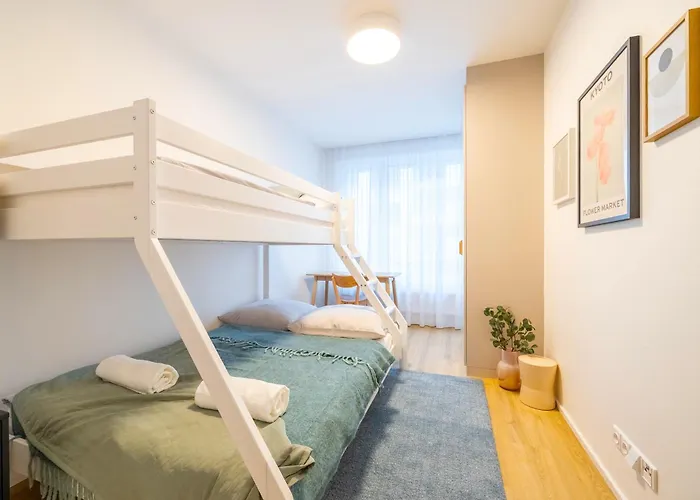 Spacious 3br - 2 Parking Spots, Full Kitchen, By Gravity شقة