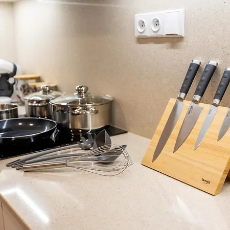 Spacious 3br - 2 Parking Spots, Full Kitchen, By Gravity Prága