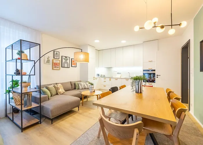 Spacious 3br - 2 Parking Spots, Full Kitchen, By Gravity Praga