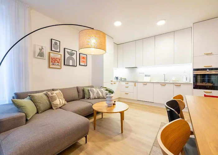 Spacious 3br - 2 Parking Spots, Full Kitchen, By Gravity