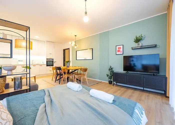 Spacious 3br - 2 Parking Spots, Full Kitchen, By Gravity *
