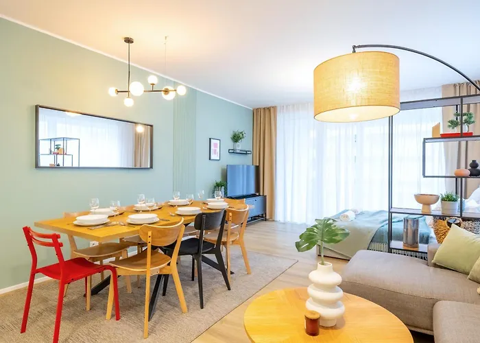 Spacious 3br - 2 Parking Spots, Full Kitchen, By Gravity
