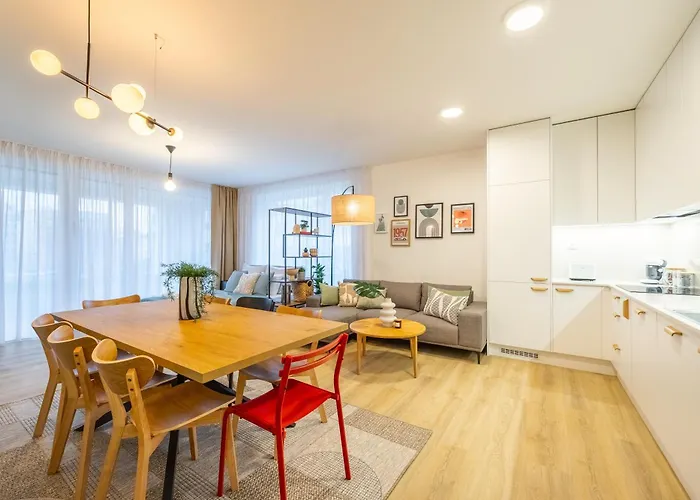 Spacious 3br - 2 Parking Spots, Full Kitchen, By Gravity Praga
