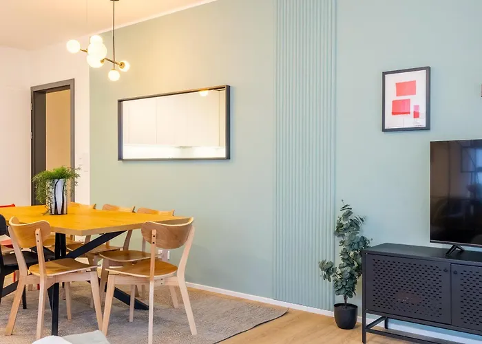 Spacious 3br - 2 Parking Spots, Full Kitchen, By Gravity