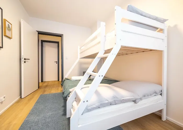 Spacious 3br - 2 Parking Spots, Full Kitchen, By Gravity