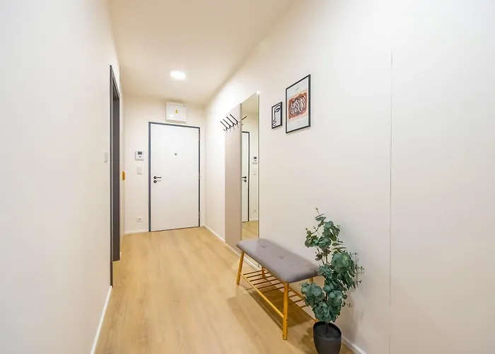 Spacious 3br - 2 Parking Spots, Full Kitchen, By Gravity *