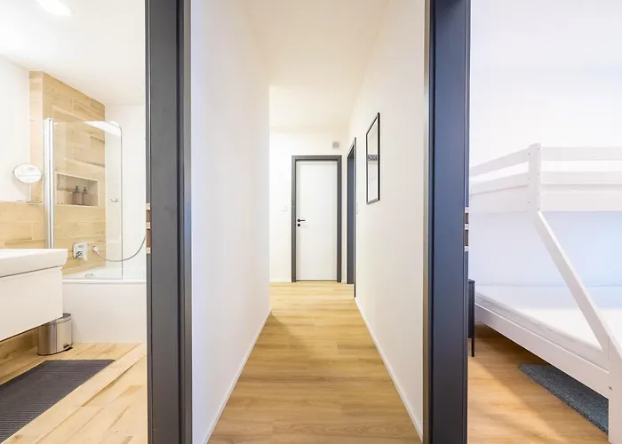 Spacious 3br - 2 Parking Spots, Full Kitchen, By Gravity