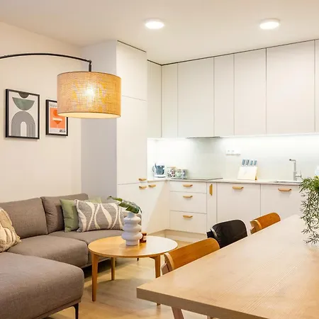 Spacious 3br - 2 Parking Spots, Full Kitchen, By Gravity Daire Prag