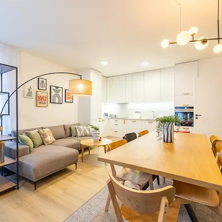 Spacious 3br - 2 Parking Spots, Full Kitchen, By Gravity Prag