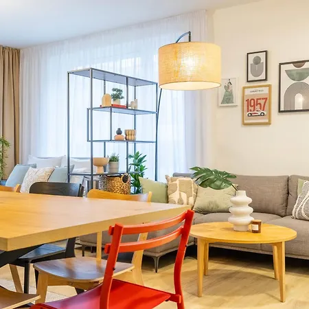 Spacious 3br - 2 Parking Spots, Full Kitchen, By Gravity * Prag