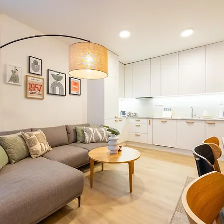 Spacious 3br - 2 Parking Spots, Full Kitchen, By Gravity