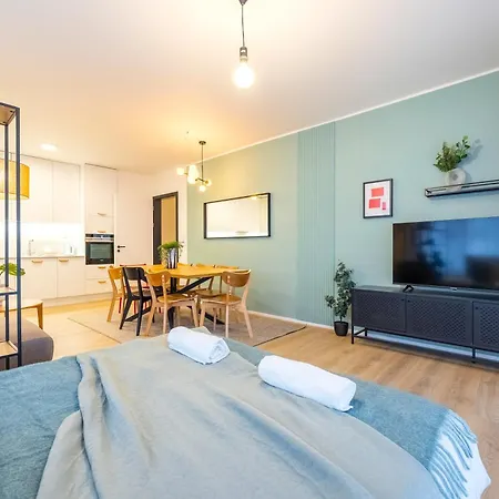 Spacious 3br - 2 Parking Spots, Full Kitchen, By Gravity *