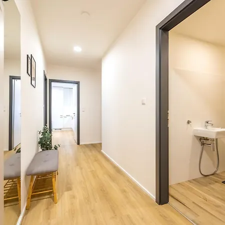 Spacious 3br - 2 Parking Spots, Full Kitchen, By Gravity Apartment