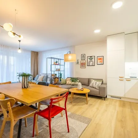 Spacious 3br - 2 Parking Spots, Full Kitchen, By Gravity Prag
