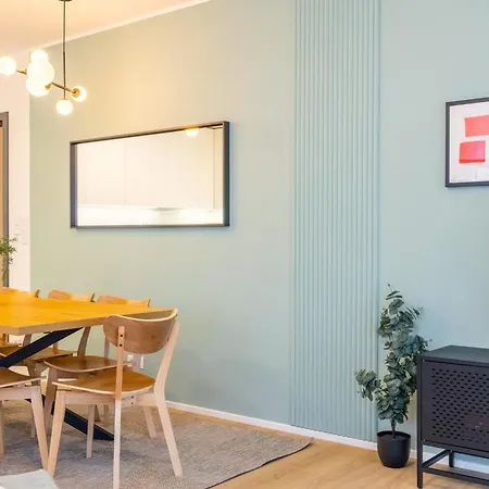 Spacious 3br - 2 Parking Spots, Full Kitchen, By Gravity