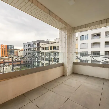 Apartment Spacious 3br - 2 Parking Spots, Full Kitchen, By Gravity Prag