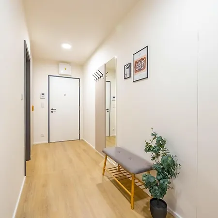 Spacious 3br - 2 Parking Spots, Full Kitchen, By Gravity *