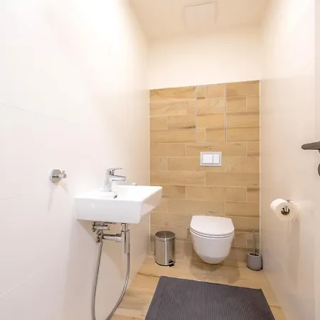 Spacious 3br - 2 Parking Spots, Full Kitchen, By Gravity * Prag