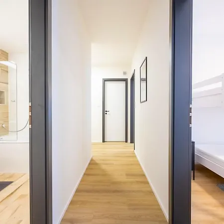 Spacious 3br - 2 Parking Spots, Full Kitchen, By Gravity